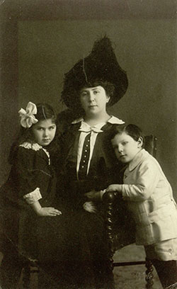 Roman Totenberg, mother and sister